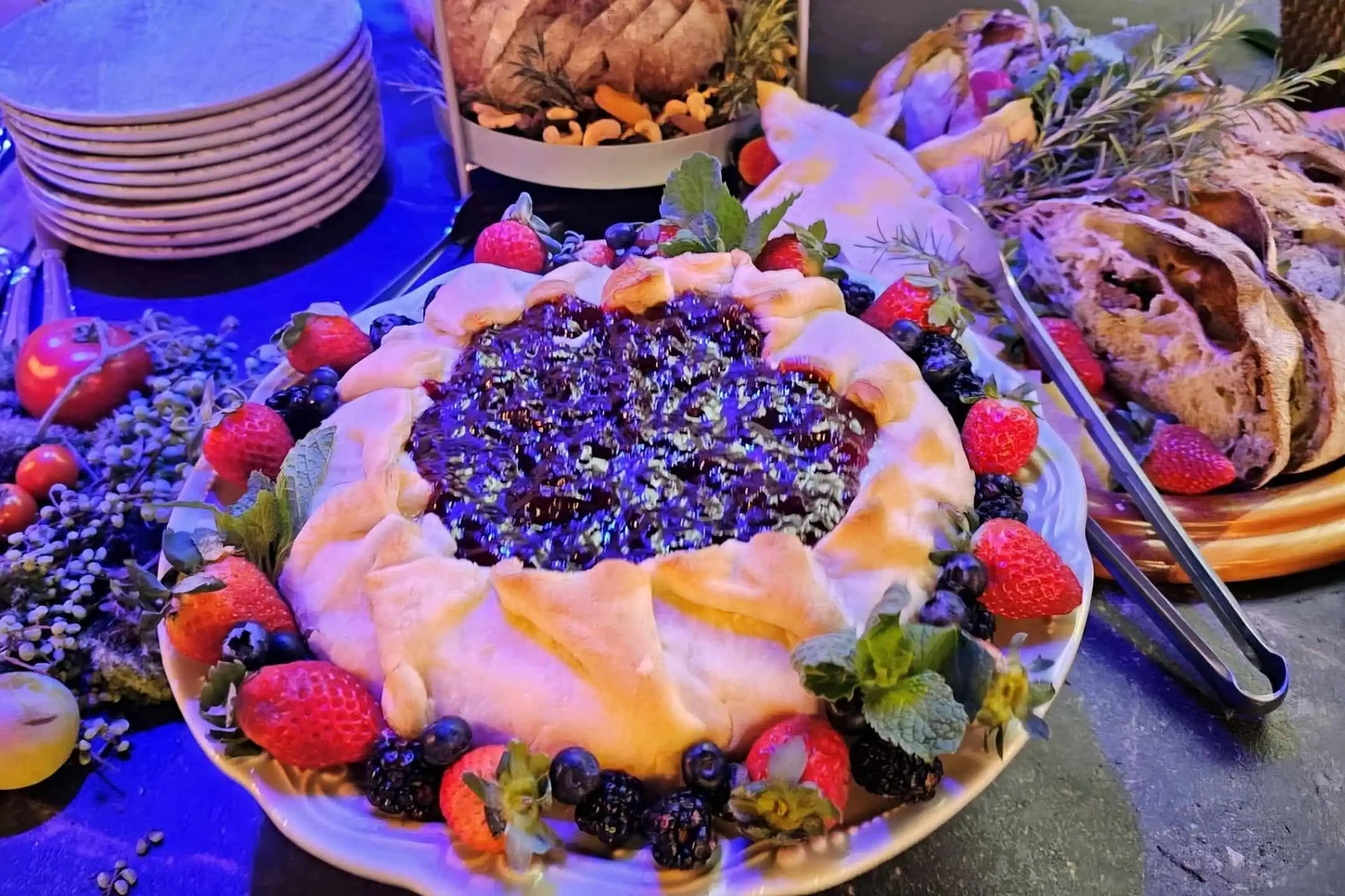 Mesa de jantar decorada com candelabros e arranjos florais no Buffet Cedrom