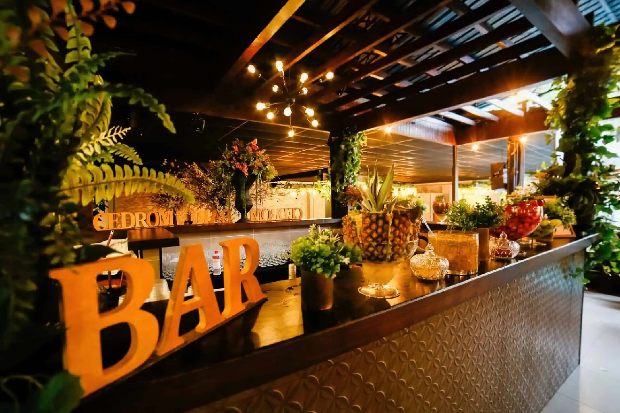 Mesa servida com gastronomia autoral