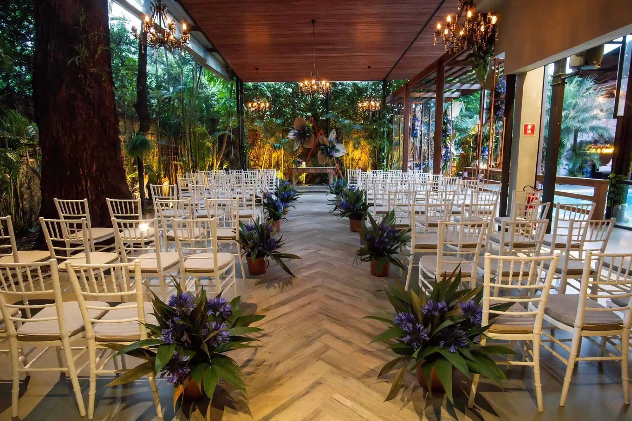 Mesa de bolo decorada para casamento