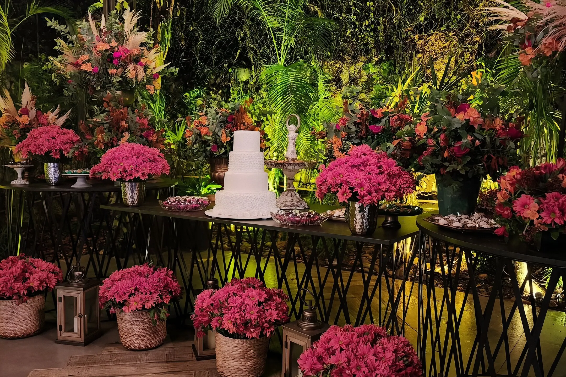 Salão iluminado com decoração sofisticada