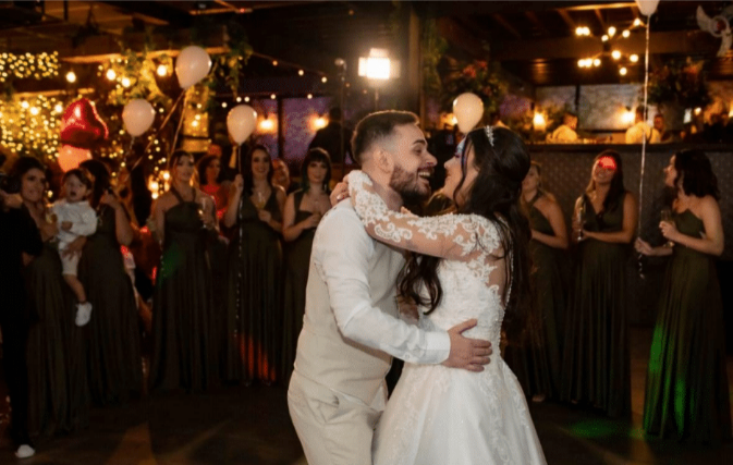 Casal dançando no espaço para casamentos